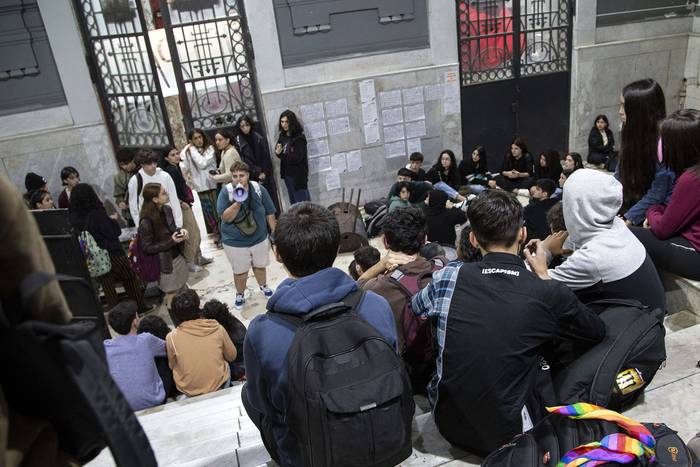 Estudiantes durante la ocupación del IAVA (12.04.2023). · Foto: Camilo dos Santos