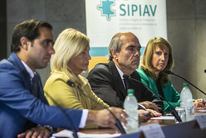 José Luis Satdjian, Beatriz Argimón, Pablo Abdala y María Elena Mizrahi durante la presentación de datos del Sipiav, en el anexo del Palacio Legislativo (25.04.2023). · Foto: .