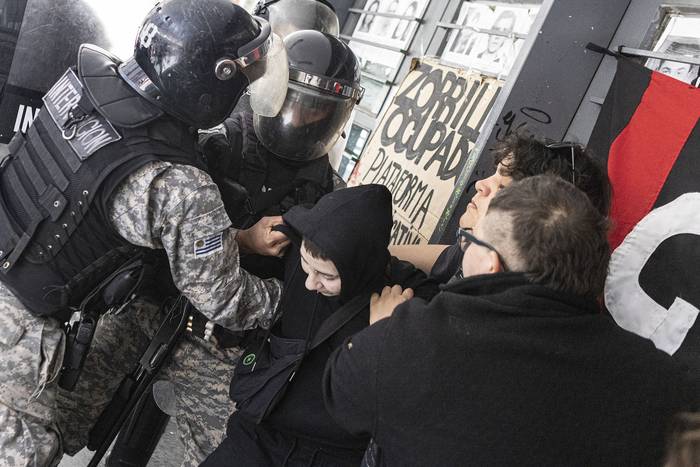 Intervención policial en la ocupación del liceo Zorrilla (05.10.2023). · Foto: Ernesto Ryan
