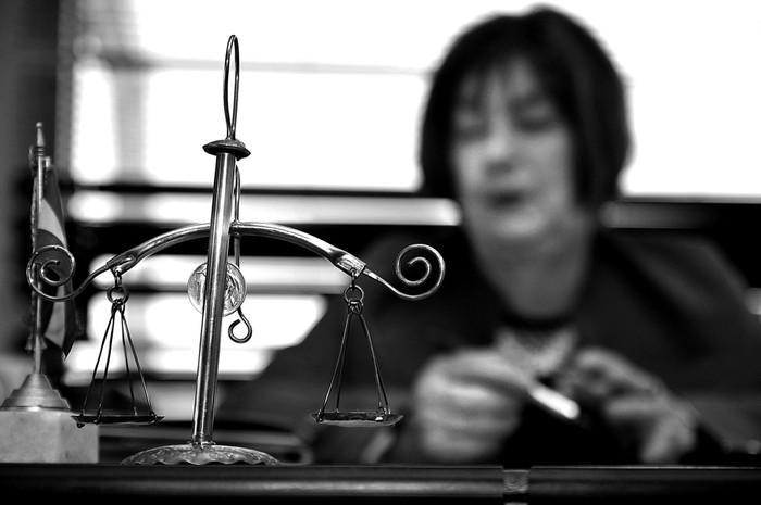 La fiscal Mirtha Guianze, ayer, en su despacho.  · Foto: Javier Calvelo
