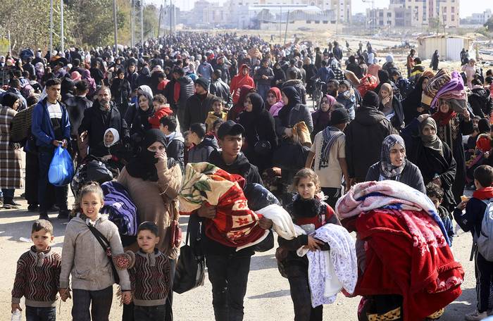 Ciudadanos palestinos huyen de Jan Yunis en el sur de la Franja de Gaza. · Foto: S/d de autor, AFP