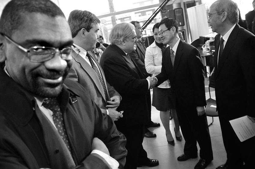 Al centro: el embajador brasileño, João Carlos de Souza-Gomes, saluda al viceministro de Asuntos Interiores y Telecomunicaciones de Japón, Tetsuo Yamakawa. A la izquierda: el subsecretario de Industria, Edgardo Ortuño, ayer, durante el lanzamiento de transmisiones de televisión digital abierta.