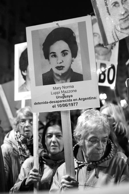 18ª Marcha de Silencio, anoche por la Avenida 18 de Julio. Foto: Nicolás Celaya