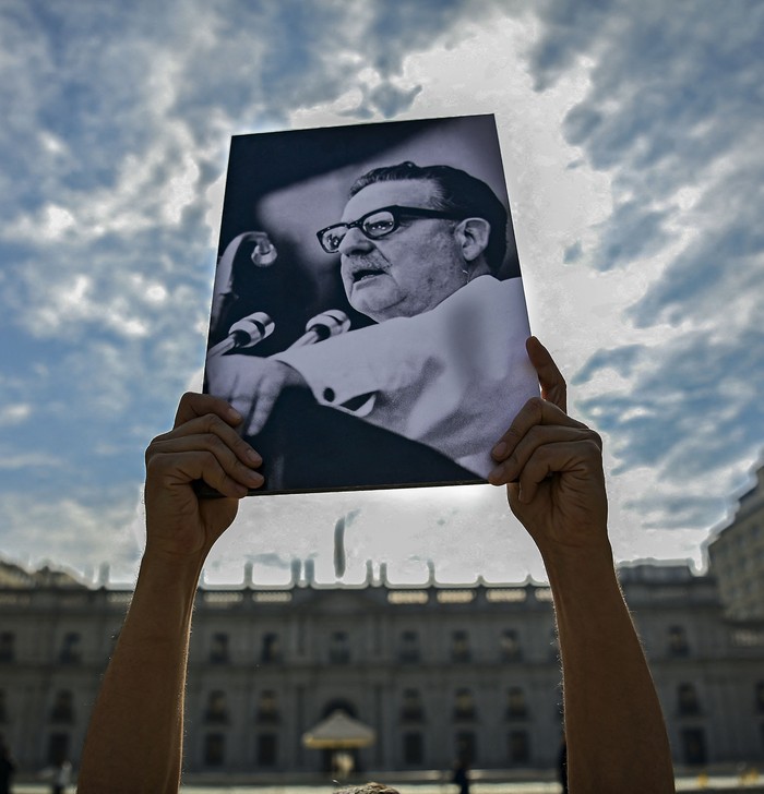 Imagen de Salvador Allende, el 1º de agosto, frente al Palacio Presidencial de La Moneda en Santiago. · Foto: Martin Bernetti / AFP