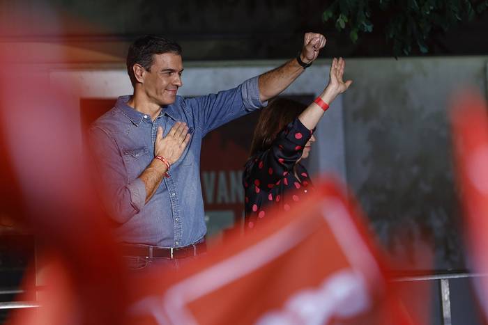 El presidente del Gobierno y líder del PSOE, Pedro Sánchez, saluda a militantes y simpatizantes en la sede del PSOE (23.07.2023). · Foto: Rodrigo Jiménez, EFE