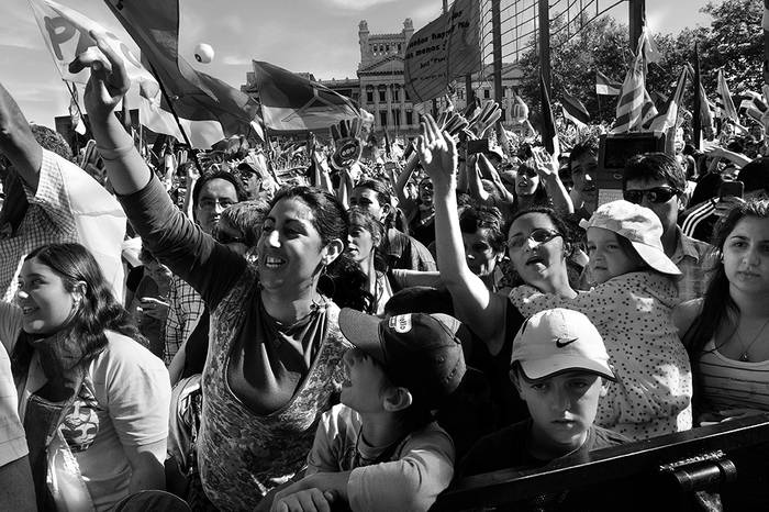 Participantes del acto final de campaña del Espacio 609, Frente Amplio, ayer en la Plaza 1º de Mayo./ Foto: Sandro Pereyra
