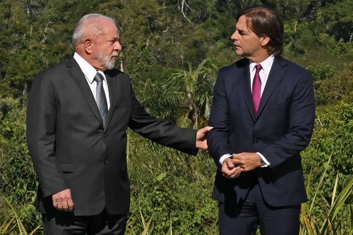 Luiz Inácio Lula da Silva y Luis Lacalle Pou durante la cumbre del Mercosur, en Puerto Iguazú, Argentina (04.07.2023). · Foto: Nelson Almeida, AFP