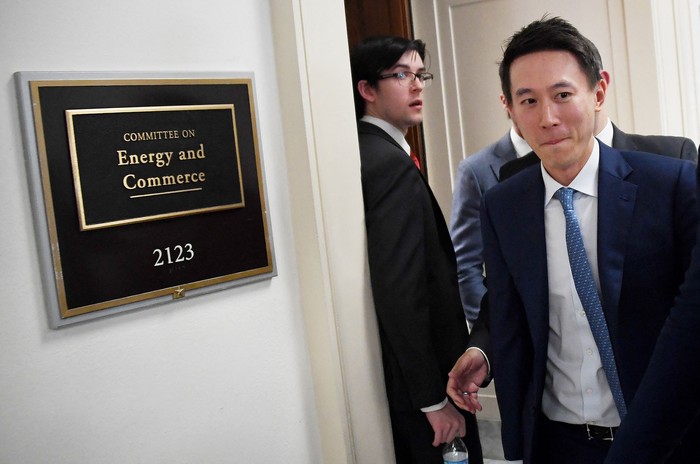 Shou Zi Chew, gerente de TikTok, al retirarse del Comité de Energía y Comercio, el 23 de marzo, en el Congreso estadounidense. · Foto: Olivier Douliery, AFP