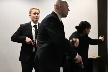Agentes desenfundan sus armas tras escucharse fuertes disparos durante la cena de corresponsales de la Casa Blanca en el hotel Washington Hilton de Washington, el 25 de abril. · Foto: Mandel Ngan, AFP