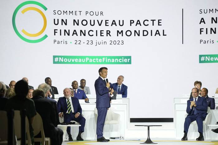 Luiz Inácio Lula da Silva, Emmanuel Macron y Abdelfattah el Sisi, durante la sesión de clausura de la Cumbre del Nuevo Pacto Financiero Global, el 23 de junio, en París. · Foto: Lewis Joly, pool, AFP