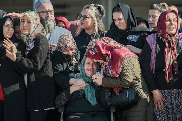 Ceremonia fúnebre de Yusuf Meydan y su hija de 9 años Ecrin Meydan, víctimas de la explosión en la calle Istiklal de Estambul, en el aeropuerto de Adana Sakirpasa (14.11.2022). · Foto: Can Erok, AFP