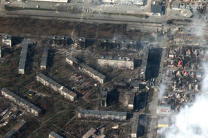 Imagen satelital que muestra edificios de apartamentos y tiendas en llamas y gravemente dañados en Mariupol, sureste de Ucrania. · Foto: Afp,  Maxar Technologies