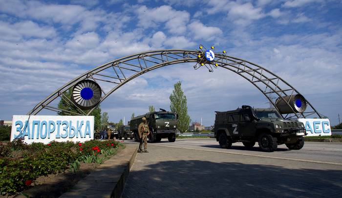 Vehículos militares rusos atraviesan las puertas de la central nuclear de Zaporiyia, en Energodar el 1 de mayo. · Foto: Andrey Borodulin, AFP