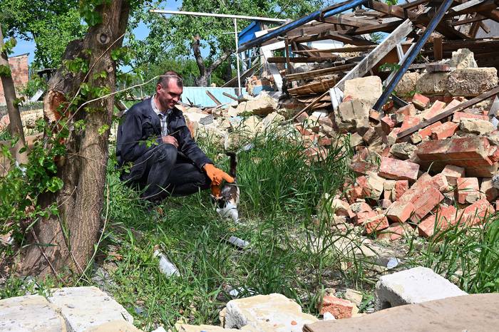 Casa destruida en la aldea de Vilkhivka, cerca de Kharkiv, el 25 de mayo. · Foto: Sergei Bobok, AFP