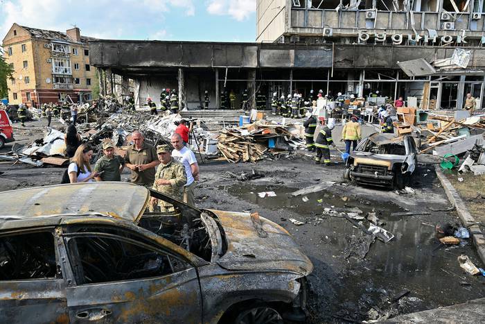 Remoción de escombros luego de un ataque aéreo ruso, este jueves, en la ciudad de Vinnytsia, Ucrania. · Foto: Serguéi Supinsky / AFP