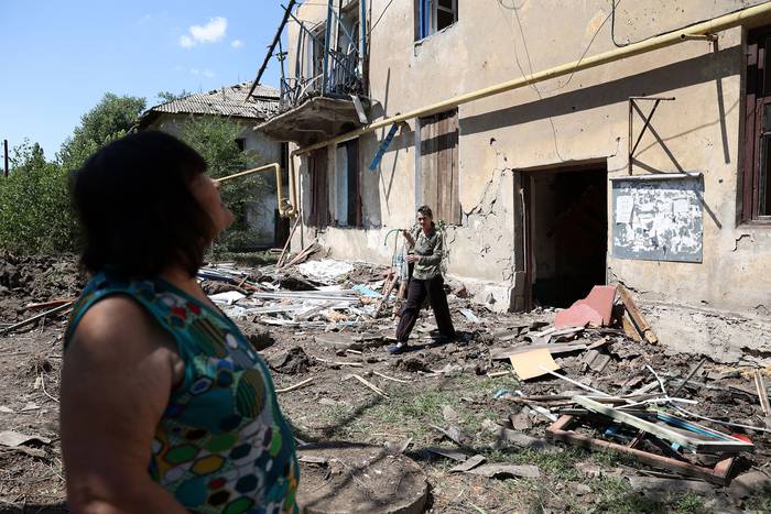Edificio parcialmente destruido luego de un ataque aéreo ruso en la ciudad de Toretske, en la región de Donetsk, Ucrania (17.07.2022). · Foto: Anatolli Stepanov, AFP