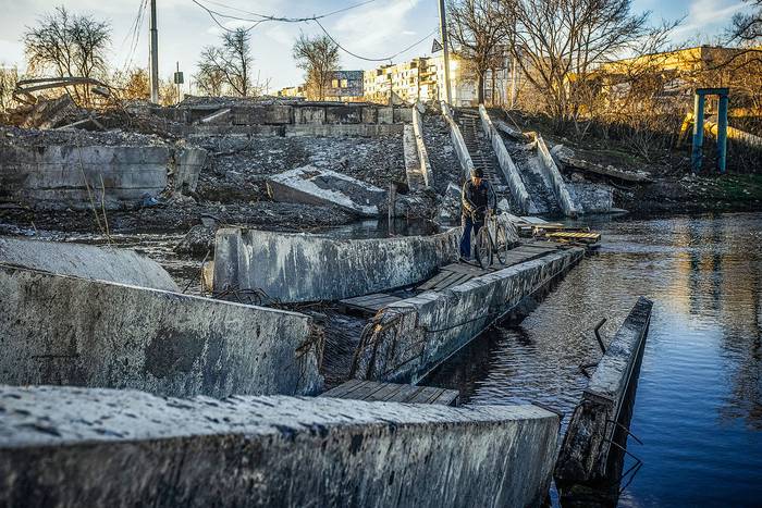 Puente destruido en Bakhmut, región de Donetsk, el 29 de noviembre de 2022. · Foto: Yevhen Titov, AFP