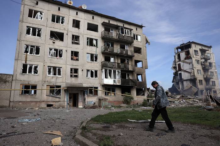 Edificio de apartamentos destruidos por una bomba aérea en la aldea de Ocheretyne, no lejos de la ciudad de Avdiivka, en la región de Donetsk. · Foto: Anatolii Stepanov, AFP