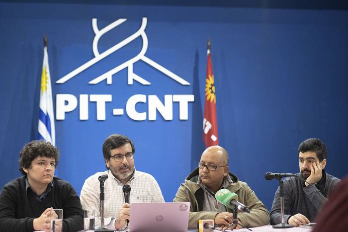 Shanti Benvenuto, Marcelo Ubal, José Olivera y Michael Dicmarch, durante la conferencia de prensa en la sede del PIT-CNT. · Foto: Mara Quintero