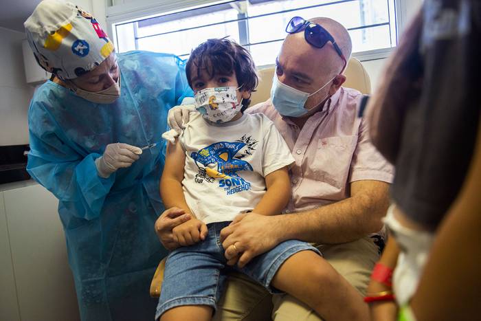 Campaña de vacunación contra el covid en niños, en el Centro Hospitalario Pereira Rossell (archivo, enero de 2022). · Foto: Alessandro Maradei