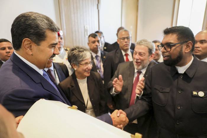 El presidente de Venezuela, Nicolás Maduro (i), y su par de Guyana, Irfaan Ali, el 1º de marzo, en la cumbre de la Celac, en Buccament Bay, en San Vicente y las Granadinas. · Foto: Zurimar Campos, AFP