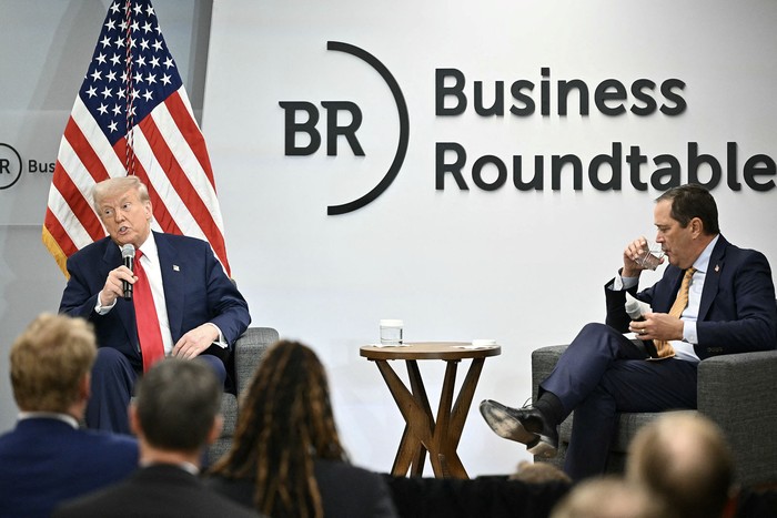 Donald Trump y Chuck Robbins, durante la reunión trimestral de la Mesa Redonda Empresarial, el 11 de marzo en Washington DC. · Foto: Mandel Ngan, AFP Donald Trump y Chuck Robbins, durante la reunión trimestral de la Mesa Redonda Empresarial, el 11 de marzo en Washington DC. · Foto: Mandel Ngan, AFP