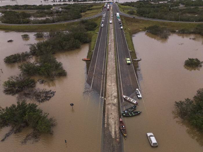 Carretera inundada ERS-448 en Canoas, estado de Rio Grande do Sul, Brasil. · Foto: Nelson Almeida, AFP
