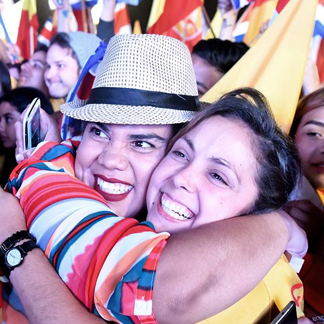 Partidarios de Carlos Alvarado del Partido Acción Ciudadana, celebran el triunfo en la segunda vuelta de las elecciones presidenciales en Costa Rica. Foto: Ezequiel Becerra, Afp