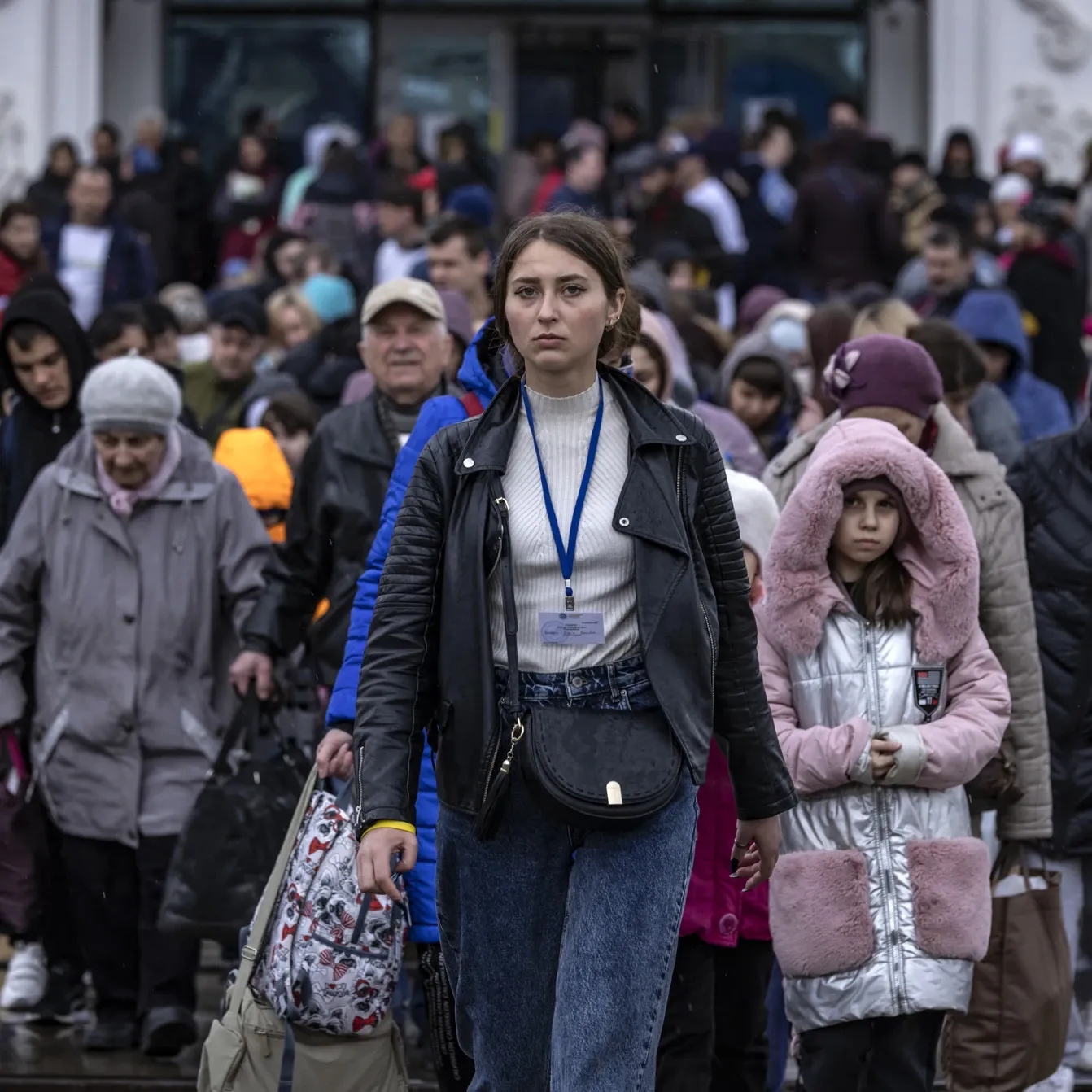 Habitantes de Kramatorsk, en la región del Dombás, en Ucrania, en la principal estación de tren de la ciudad durante un proceso de evacuación tras ataques rusos, en febrero de 2022. · Foto: Fadel Senna, AFP