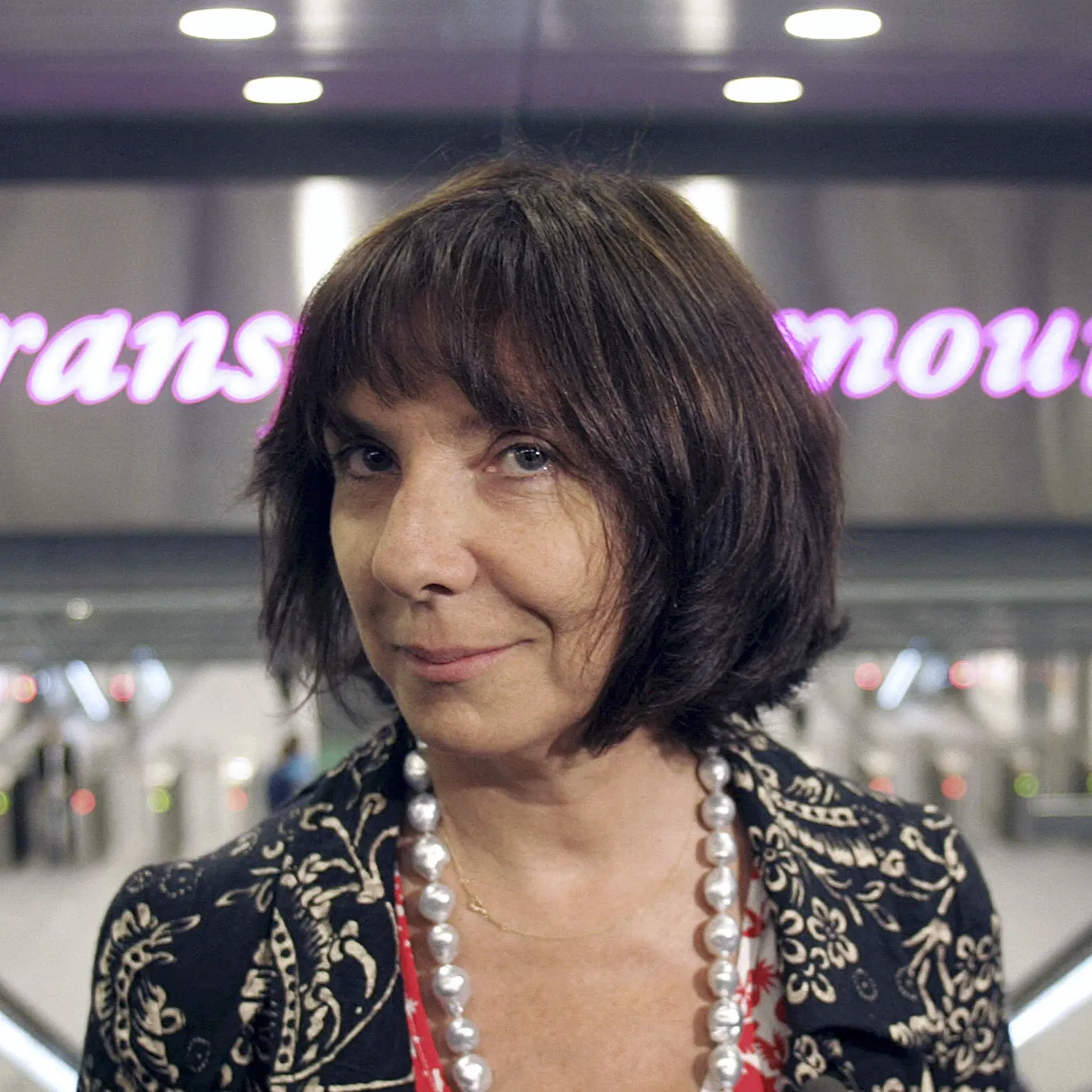 Sophie Calle posa delante de su obra _Transport amoureux_, expuesta en una estación de la línea RER B de Toulouse, el 28 de junio de 2007. · Foto: Lionel Bonaventure, AFP