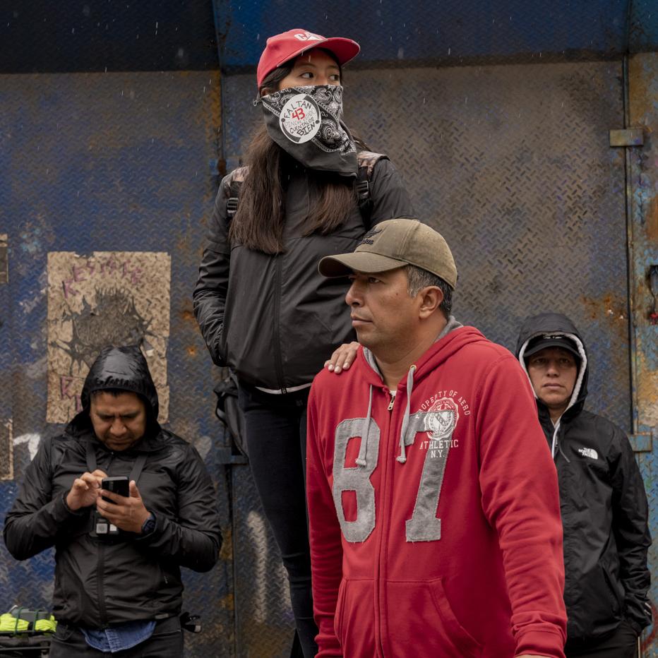 Zoe Juárez García, de 15 años, y su padre, Miguel Ángel, durante la manifestación por los diez años de Ayotzinapa. · Foto: Anita Pouchard Serra