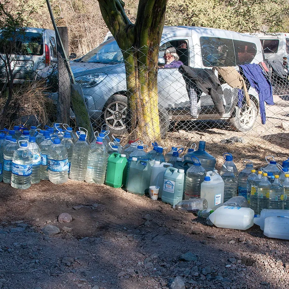 Durante los diversos incendios en Punilla se instaló la costumbre de dejar bidones con agua en la puerta de las casas o llevarlos a la bases operativas. Se usaban para cargar las mochilas aspersoras o para llevarlos en la mano si no se disponía de estas mochilas, que son muy caras. La mayoría de las herramientas, los alimentos y los medicamentos salió del aporte económico de quienes están lejos pero buscaron colaborar a través de las direcciones de Instagram de las diversas brigadas. · Foto: Juana Ghersa