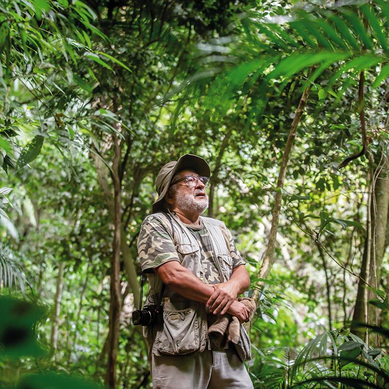 Araquém Alcântara durante la entrevista con _Sumaúma_, en el parque Burle Marx, en San Pablo. · Foto: Lela Beltrão, Sumaúma