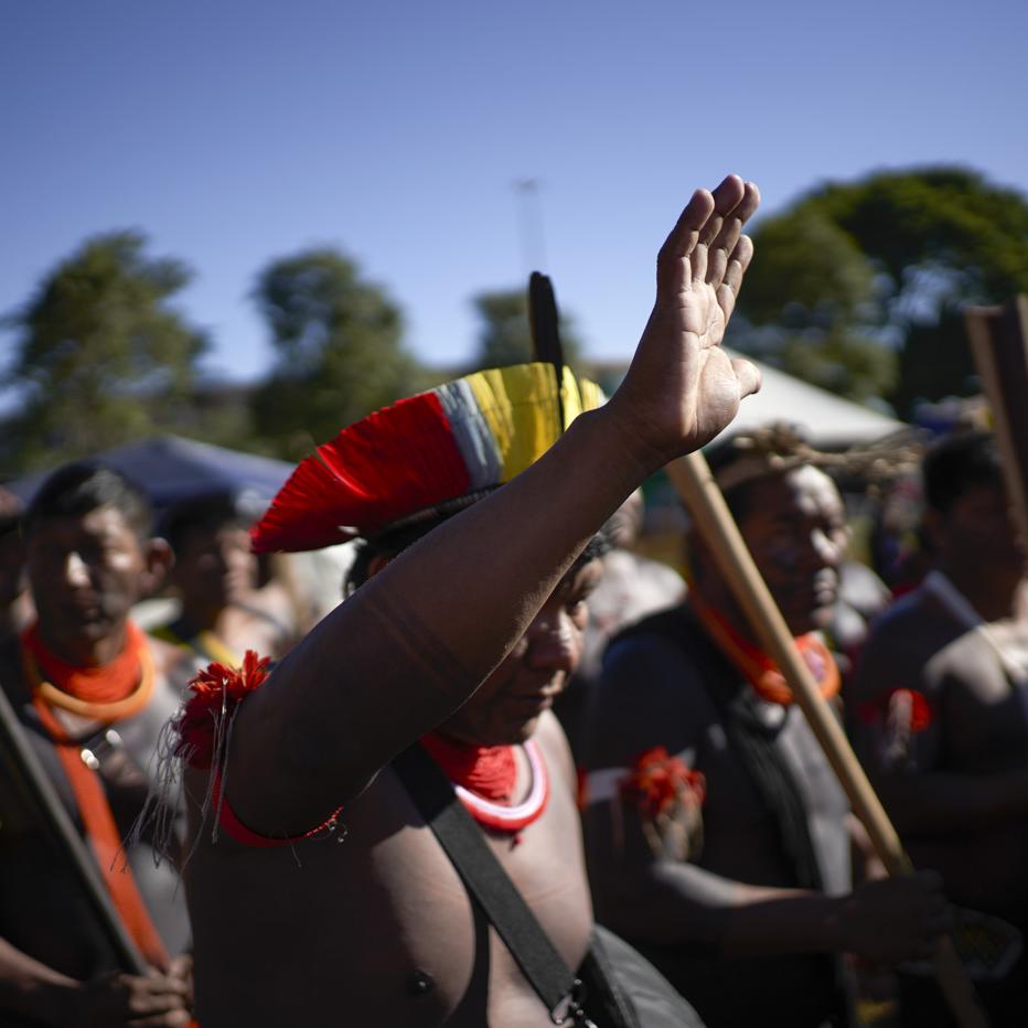 Indígenas kayapós realizan un ritual en su llegada al Acampamento Terra Livre. · Foto: Mariana Greif