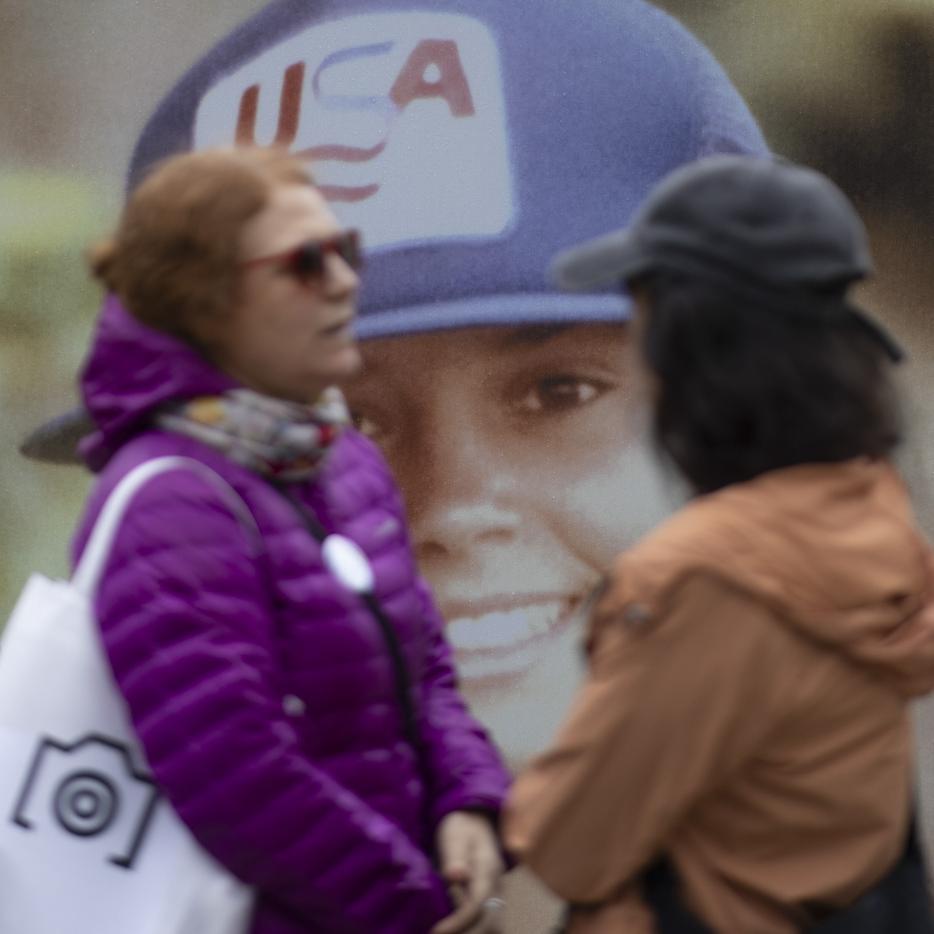 Inauguración de _La última foto_, intervención urbana vinculada al suicidio bajo las consignas “Hablemos” y “Que nadie luche en soledad”, el 7 de mayo, en la plaza Independencia de Montevideo. · Foto: Ernesto Ryan