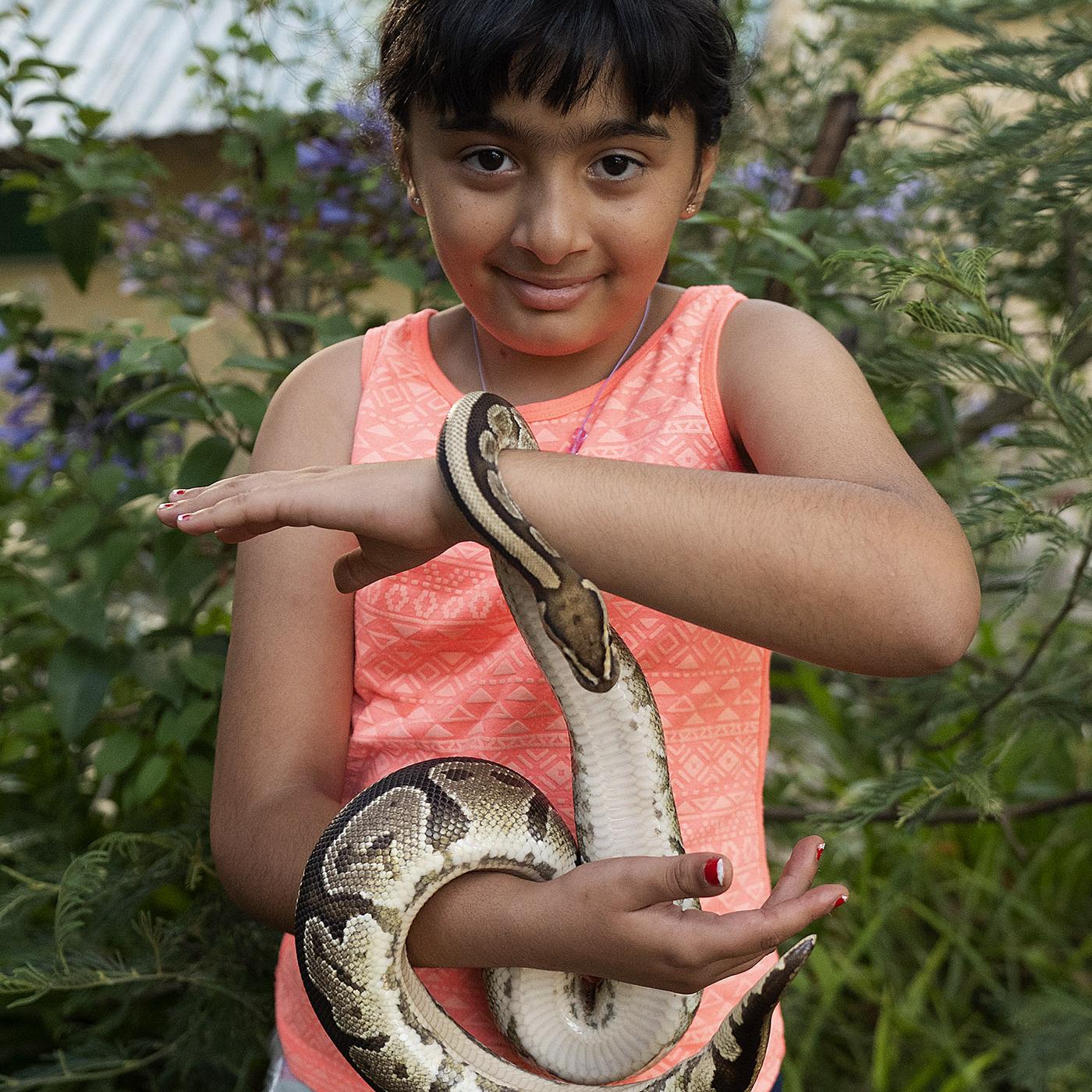 Yara con Max, pitón bola. · Foto: Alessandro Maradei