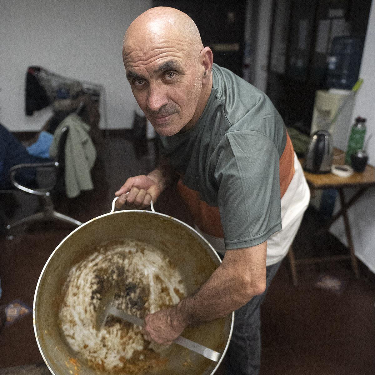 Vladimir al finalizar una jornada en la olla popular de Ciudad Vieja, en la sede del Sindicato Único de Trabajadores del Mar y Afines. · Foto: Alessandro Maradei