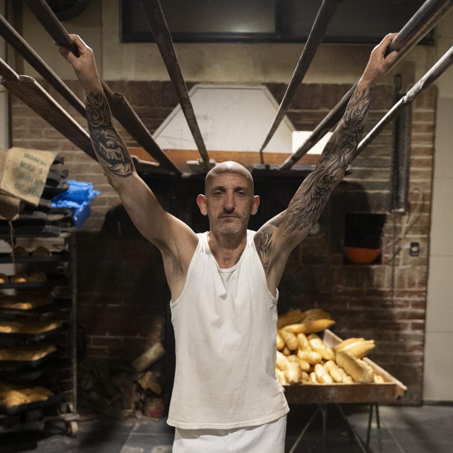 Carlos Varela en la panadería Los Tíos en Montevideo. · Foto: Alessandro Maradei