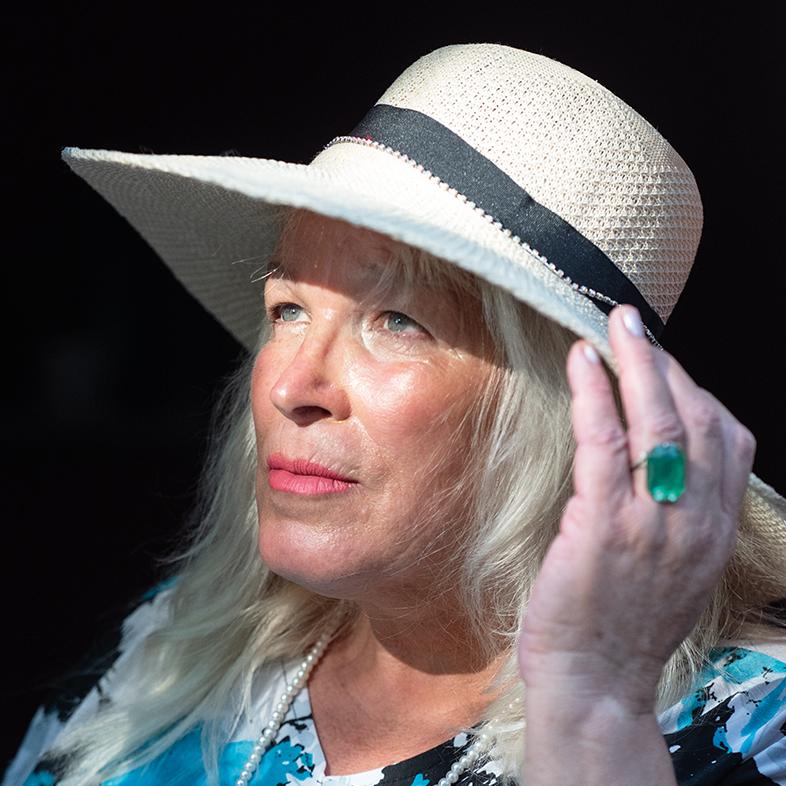 Clara Ramos en su casa del barrio Real de San Carlos, en Colonia del Sacramento. · Foto: Alessandro Maradei