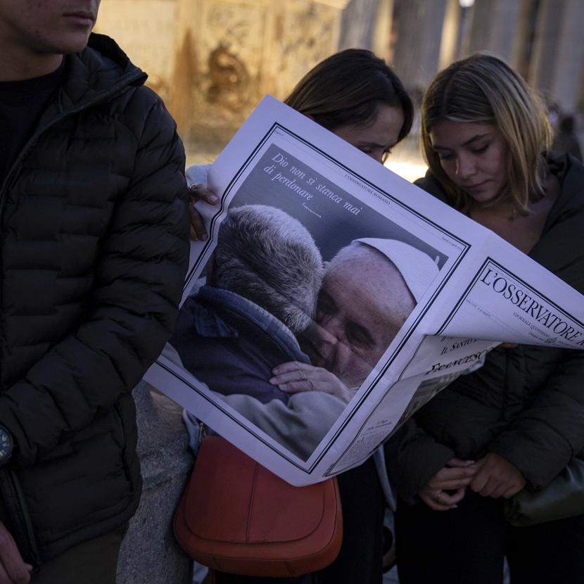 Exterior de la basílica de San Pedro tras la muerte del papa Francisco, el 22 de abril. · Foto: Alessio Paduano