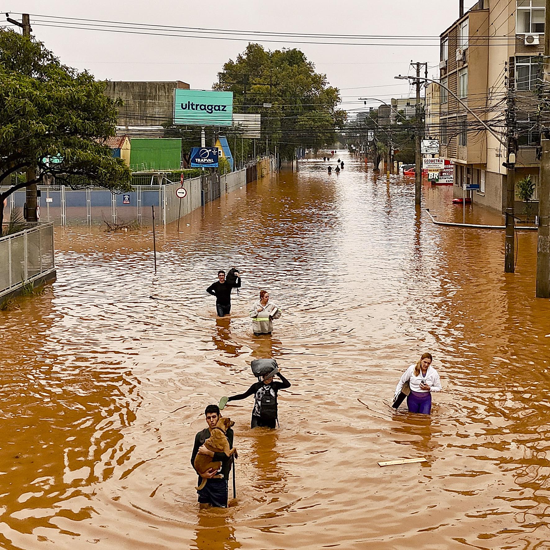 Calle inundada en Navegantes, barrio de Porto Alegre, en Río Grande del Sur, el 4 de mayo. · Foto: Carlos Fabal, AFP