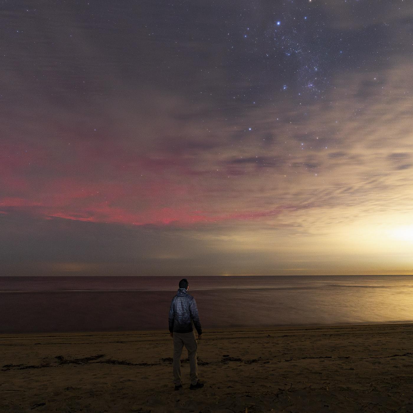 11 de mayo de 2024. En un evento histórico, las auroras australes pudieron observarse en Uruguay durante la madrugada del sábado 11. Si bien no eran visibles a simple vista, una larga exposición en la cámara revelaba el tono rojizo de las auroras en los cielos del sur. La foto fue tomada desde el balneario Los Pinos, en el departamento de Colonia. · Foto: Fefo Bouvier