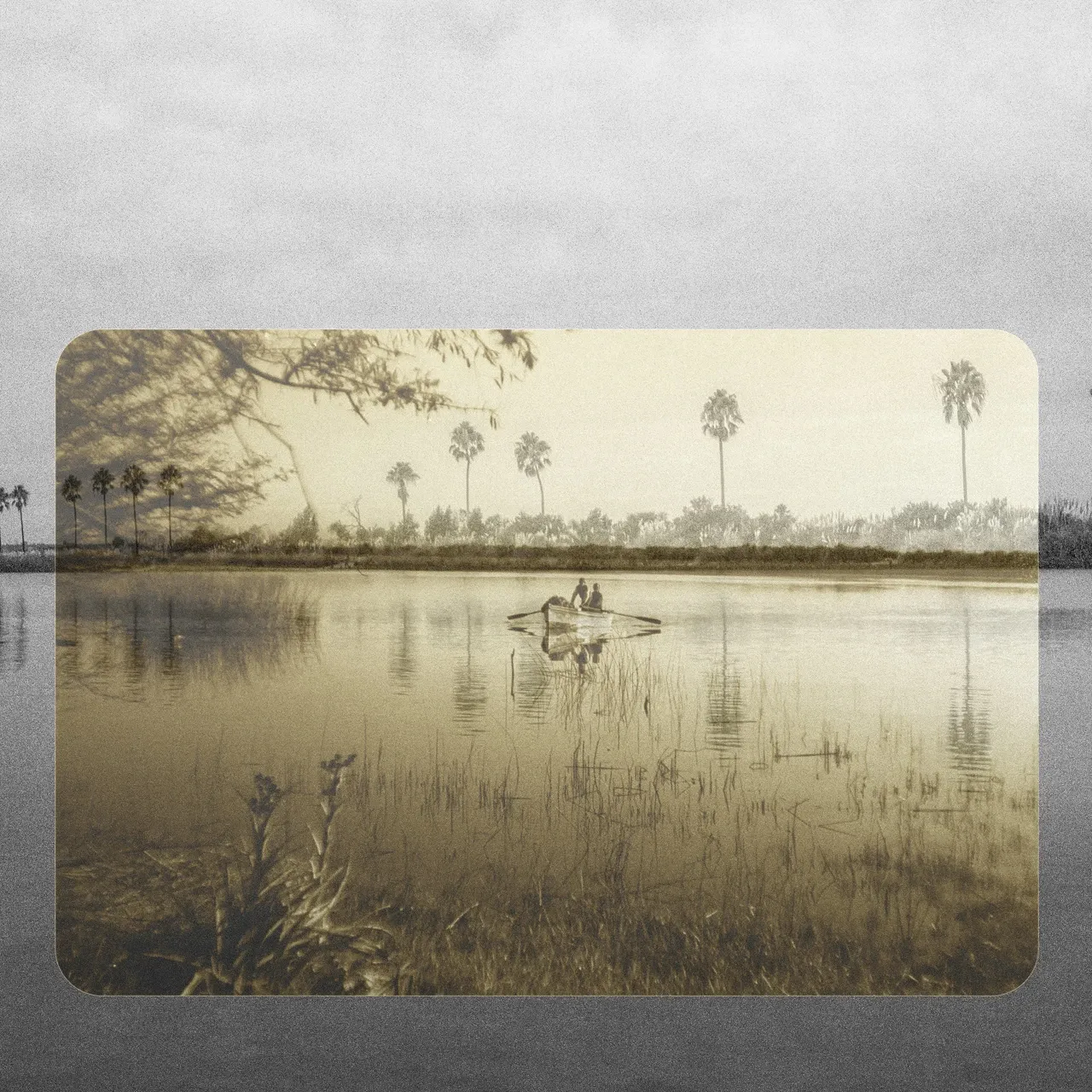 Fotografía tomada en 2025 con otra de 1998 del archivo de la familia Bustos en el campamento del río Santa Lucía. · Foto: Miguel Moya