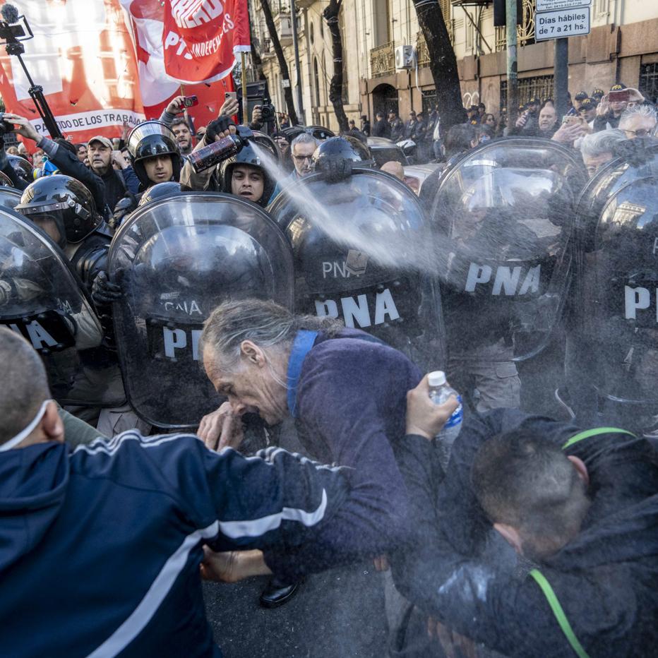 La policía reprime a un grupo de jubilados durante la ronda alrededor del Congreso de la movilización del 4 de setiembre de 2024, en la que se activó el protocolo antipiquetes. La protesta contó con la presencia de organizaciones sociales y sindicales y también de partidos de izquierda. Hubo una treintena de heridos. · Foto: Guido Piotrkowski