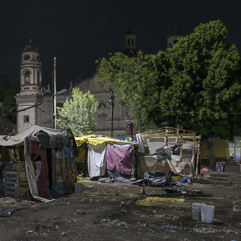 Plaza de la Soledad durante el desalojo del campamento de migrantes por parte de las autoridades. · Foto: Israel Fuguemann