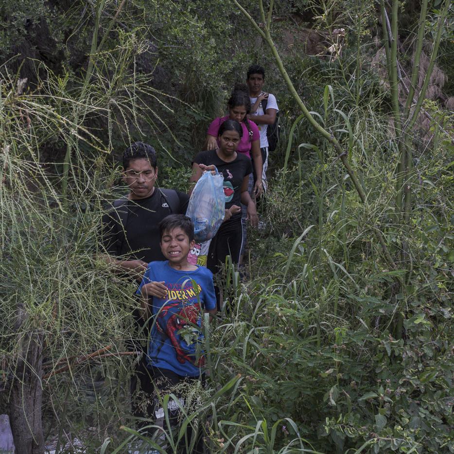 La familia Peña camina por las orillas del río Bravo, buscando la mejor opción para cruzar a Estados Unidos. Piedras Negras, Coahuila, 21 de junio.