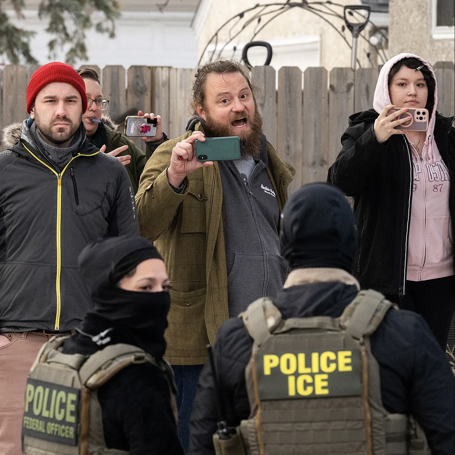 Ciudadanos y agentes del ICE que mantienen un perímetro después de que uno de sus vehículos sufriera una pinchadura en Penn Avenue, el 5 de febrero. · Foto: Stephen Maturen, Getty Images, AFP