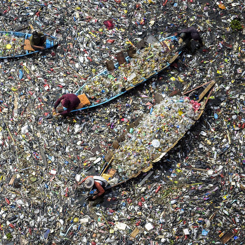 Recolectores de plásticos reciclables en el río Citarum, en Indonesia, el 12 de junio. · Foto: Timur Mathari, AFP