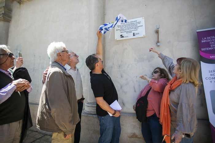 Juan Manuel Toledo, Mabel Olascuaga y Mirta Olascuaga en el homenaje al docente Manuel Toledo en el Liceo 1 de Treinta y Tres. · Foto: Matías Rodríguez