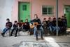 Jorge Drexler en la Escuela Mixta de la aldea de Susyia, en Palestina. · Foto: Quique Kierszenbaum Jorge Drexler en la Escuela Mixta de la aldea de Susyia, en Palestina. · Foto: Quique Kierszenbaum